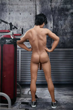 Emil. Realistisk mannlig sexdukke i silikon. 162 cm høy og veier 38 kg.