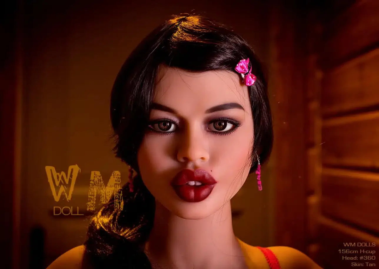 Nora. Realistisk sexdukke. 156 cm høy og veier 39 kg. Komplett med lyd og varmeutstyr. Flere tilpasninger. Oral, vaginal og anal åpning.