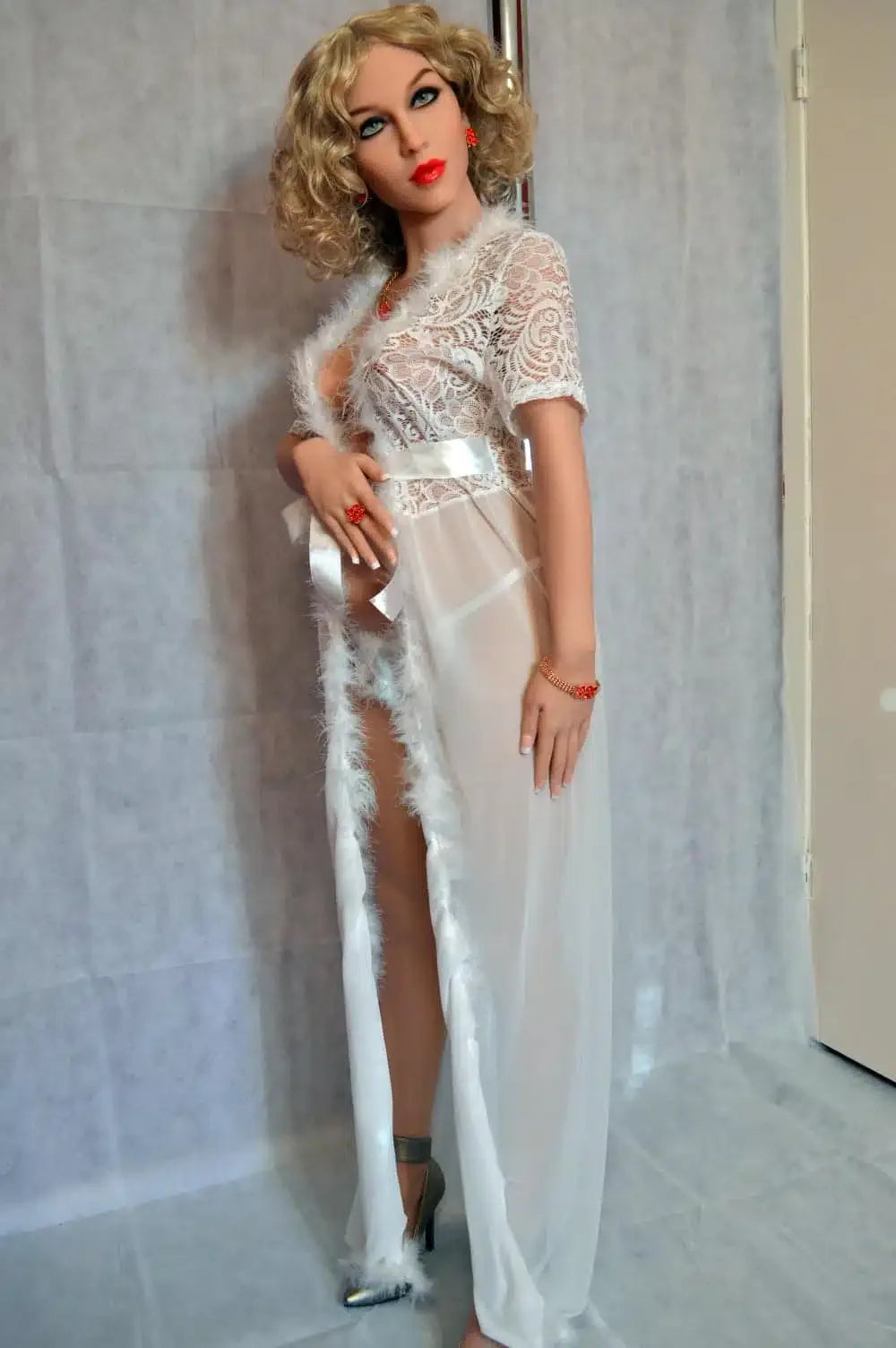 Ingeborg. Realistisk sexdukke. 158 cm høy og veier 41 kg. Komplett med lyd og varmeutstyr. Flere tilpasninger. Oral, vaginal og anal åpning.