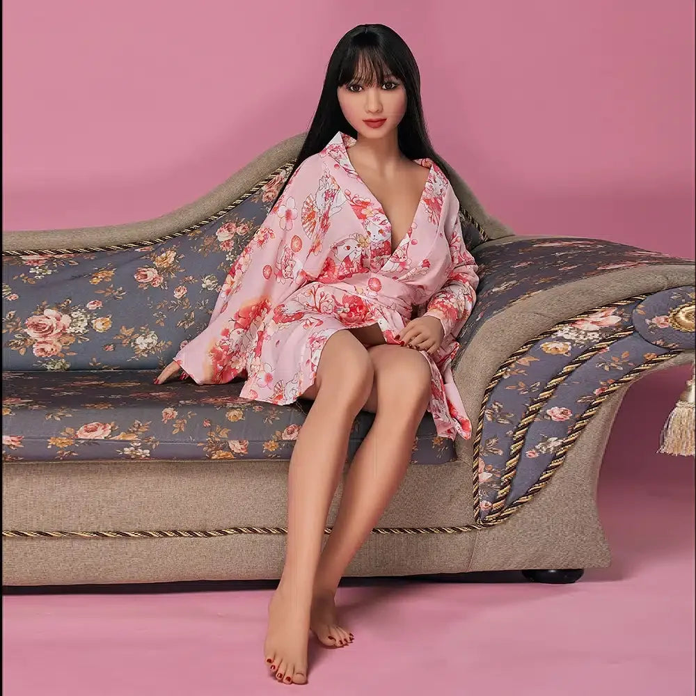 Laila. Realistisk sexdukke. 154 cm høy og veier 32,5 kg. Tilpasninger er mulig. Diskré levering. Trygg betaling. Garantert 100% anonymitet.