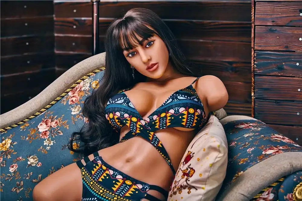 Torso Cecelia. Realistisk sexdukke. Kun torso med hode. 90 cm høy og veier 25 kg. Tilpasninger er mulig. Diskré levering. Trygg betaling. Garantert 100% anonymitet.