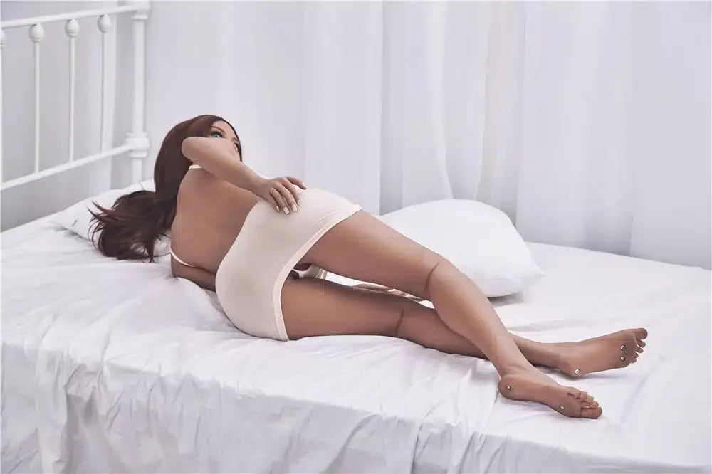 Monica. Realistisk sexdukke. 163 cm høy og veier 37 kg. Flere tilpasninger er mulig på dukken. Oral, vaginal og anal åpning.