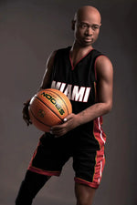 Jonas. Realistisk mannlig sexdukke i TPE. 175 cm høy og veier 50 kg. Diskré levering. Trygg betaling. Garantert 100% anonymitet.