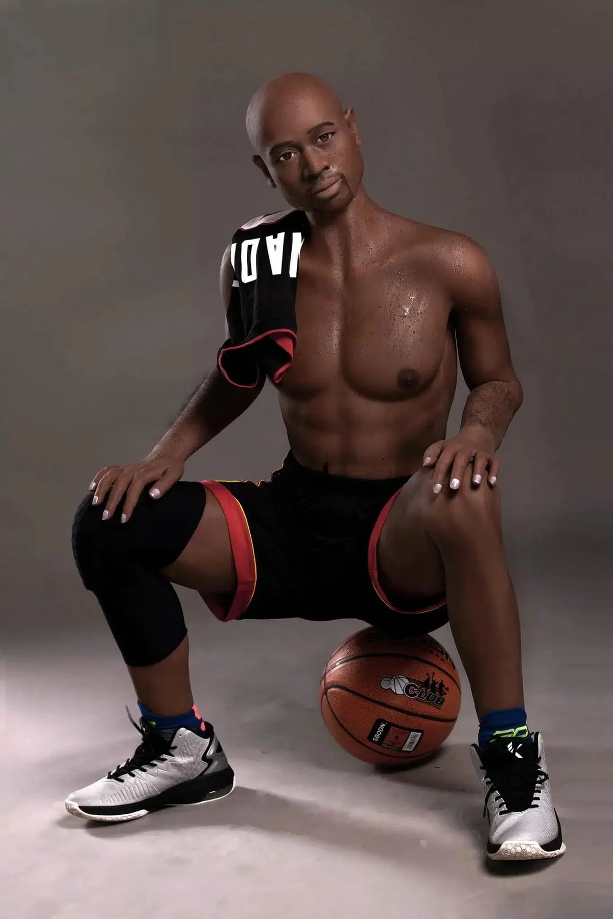 Jonas. Realistisk mannlig sexdukke i TPE. 175 cm høy og veier 50 kg. Diskré levering. Trygg betaling. Garantert 100% anonymitet.