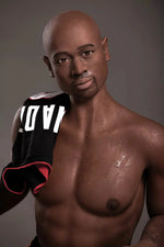 Jonas. Realistisk mannlig sexdukke i TPE. 175 cm høy og veier 50 kg. Diskré levering. Trygg betaling. Garantert 100% anonymitet.