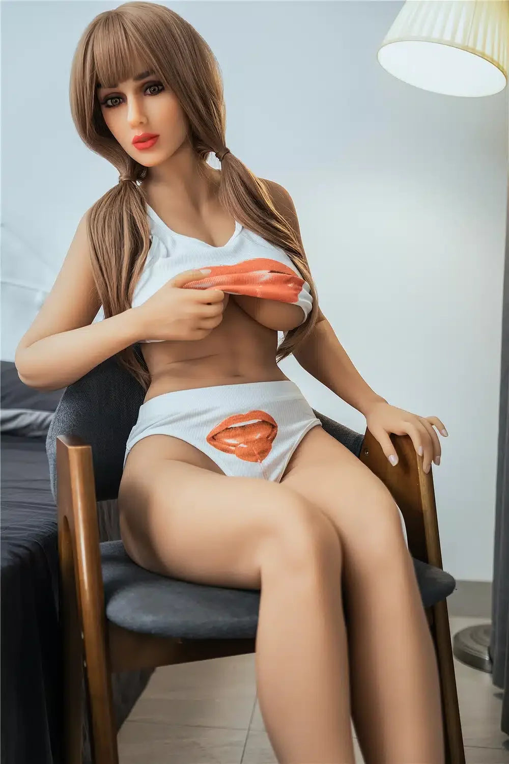 Cinderella. Realistisk sexdukke. 160 cm høy og veier 38 kg. Tilpasninger er mulig. Diskré levering. Garantert 100% anonymitet.