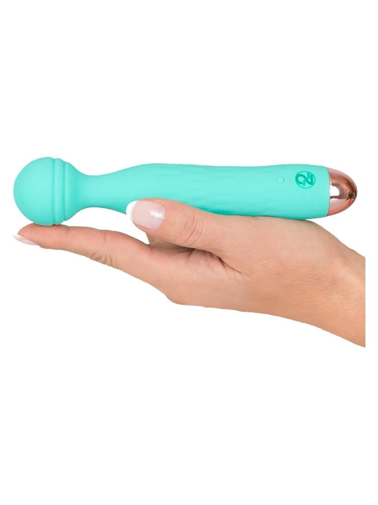 Hånd holder Cuties Minivibrator horisontalt – demonstrerer den kompakte størrelsen og det avrundede massasjehodet