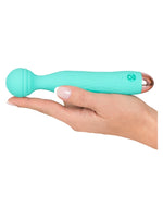 Hånd holder Cuties Minivibrator horisontalt – demonstrerer den kompakte størrelsen og det avrundede massasjehodet