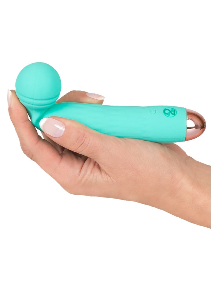 Hånd holder Cuties Minivibrator skrått – viser ergonomisk grep, mintgrønn silikon og gullfarget detalj