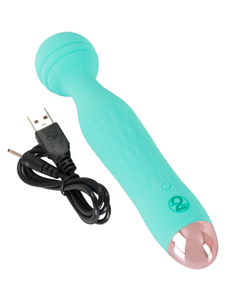 Cuties Minivibrator med USB-ladekabel – mintgrønn vibrator med medfølgende ladekabel på hvit bakgrunn