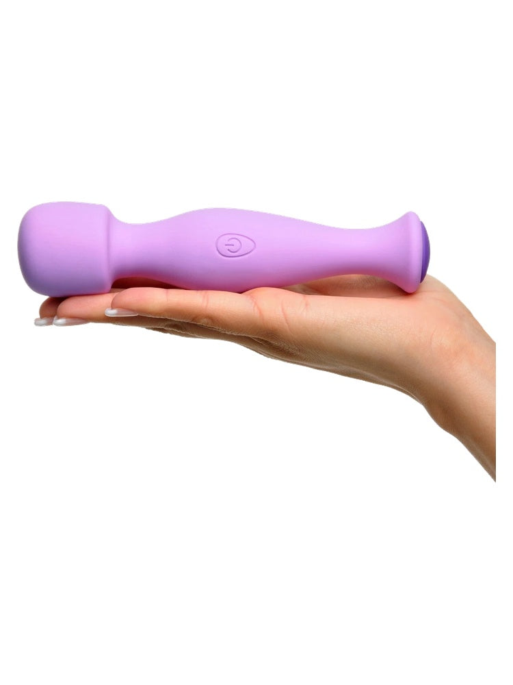 Hånd holder Fantasy For Her Body Massage-Her horisontalt – viser full lengde, lilla silikon og av/på-knapp.