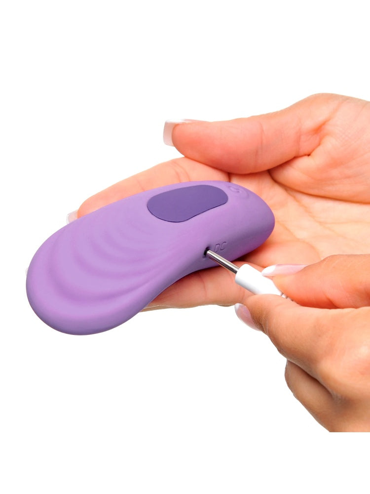 Lilla fjernstyrt trusevibrator sett fra siden, med ergonomisk buet form og myk silikonoverflate.