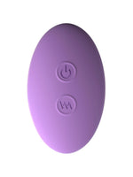 Hånd holder lilla fjernstyrt trusevibrator og oval fjernkontroll med to knapper, viser størrelse og trådløs styring.
