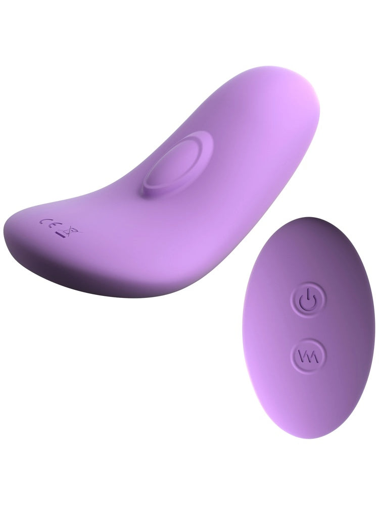 Nærbilde av lilla trusevibrator som lades med USB-kabel, holdt mellom to hender med fransk manikyr.