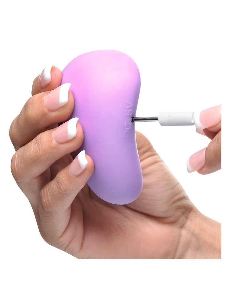 Fantasy For Her Petite Arouse Her under lading – hånd holder vibratoren mens ladekabel kobles til