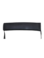 Nærbilde av ryggstøtten i mykt svart materiale. Ergonomisk formet og polstret, med stropper for montering.