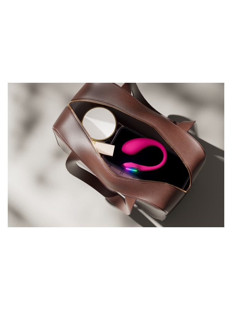 Lovense Lush Mini vibrator i rosa plassert i åpen skinnveske med speil