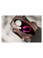 Lovense Lush Mini vibrator i rosa plassert i åpen skinnveske med speil