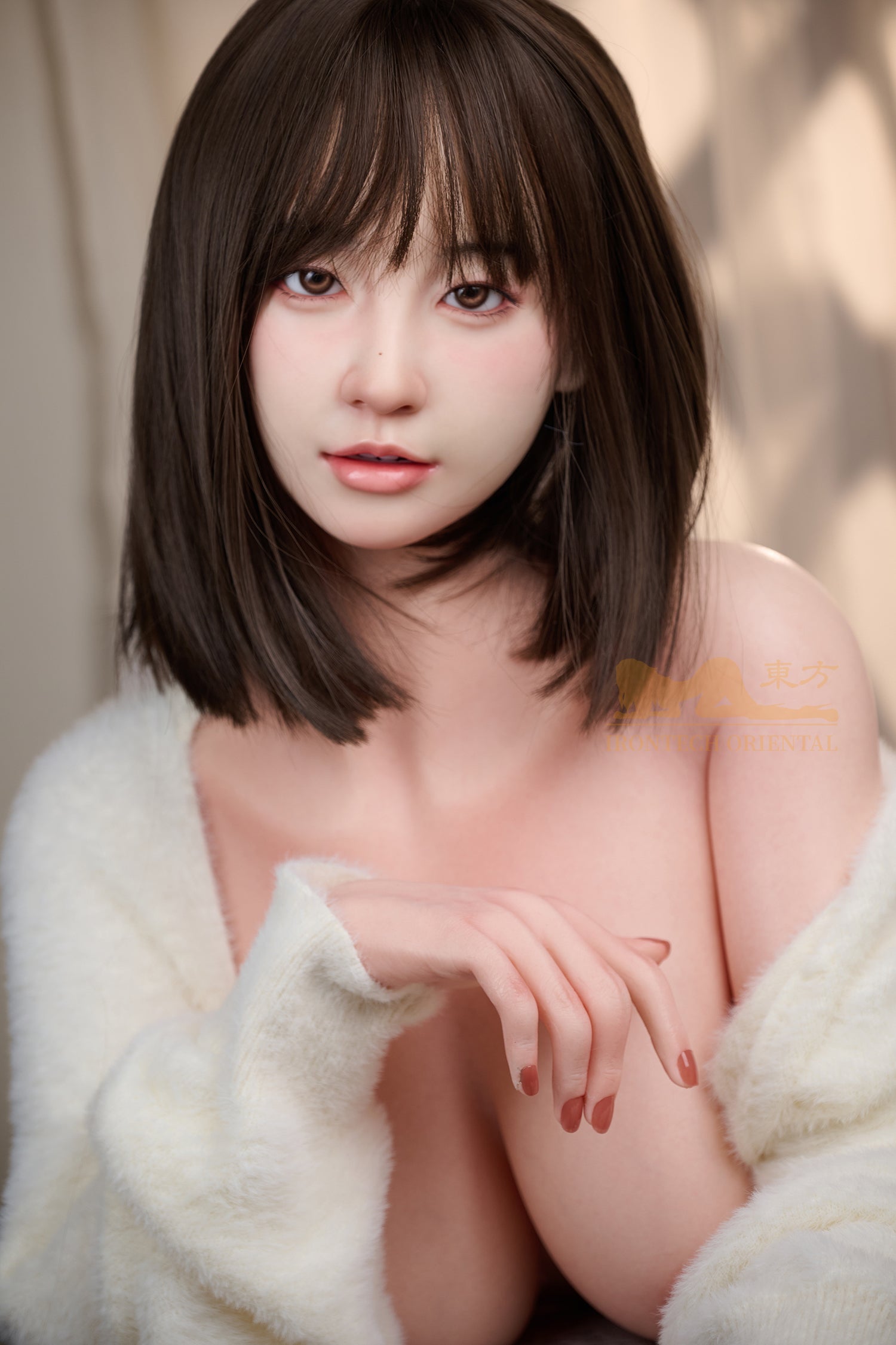 Naturtro realistisk kvinnelig dukke med mørkt hår og myk hvit genser, nærbilde