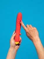 Demonstrasjon av ROMP - Hype G-punktvibrator i bruk med hånd