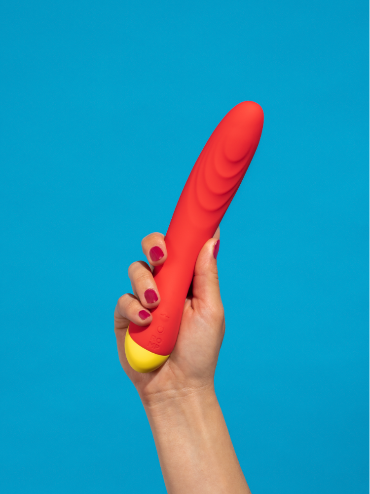 ROMP - Hype G-punktvibrator holdt i hånd som viser størrelse og grep