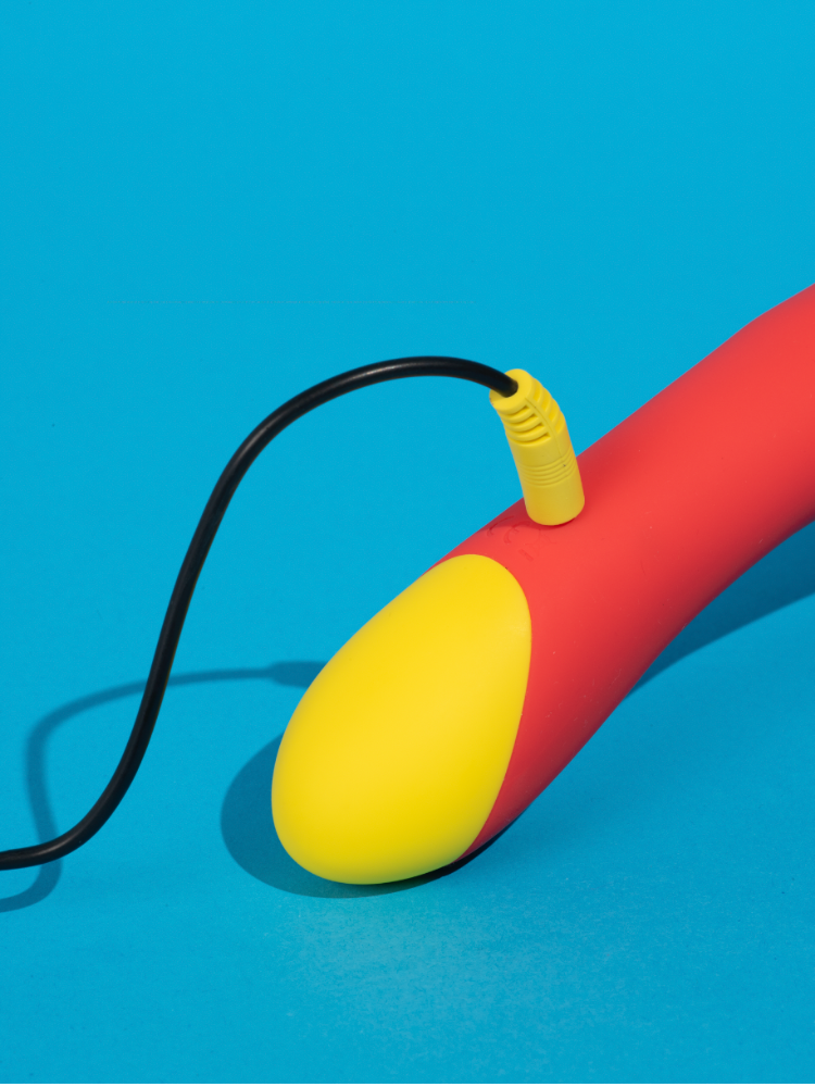 ROMP - Hype G-punktvibrator med ladekabel tilkoblet