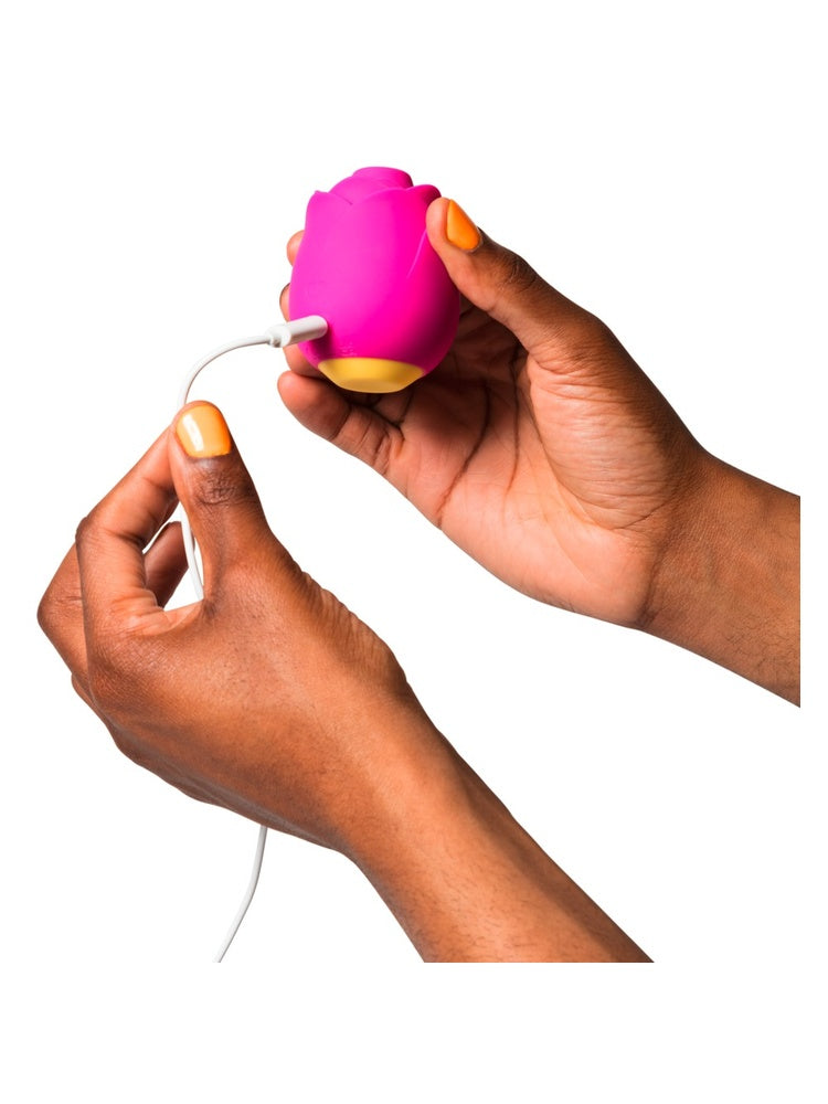 Hender som kobler magnetisk ladekabel til ROMP Rose.