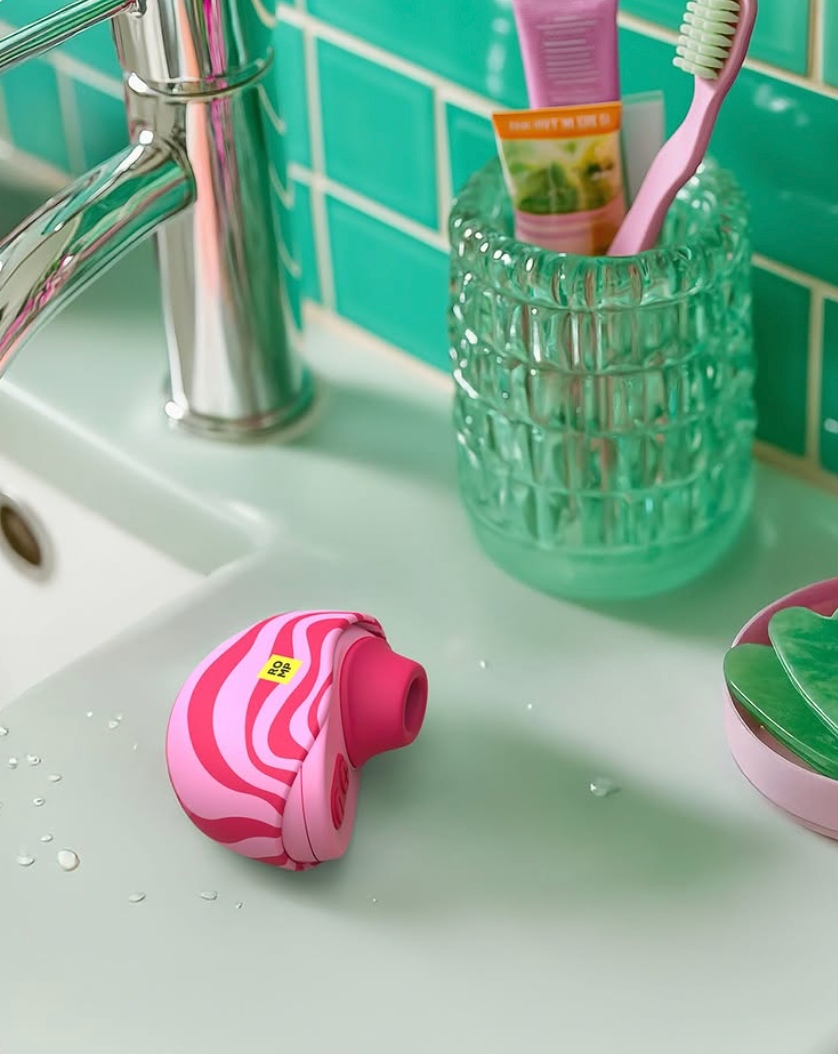 Liten sexleketøy på baderomsvask ved siden av tannbørste.