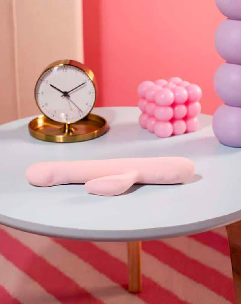 Erotiske sexleketøy plassert på bord med dekor.