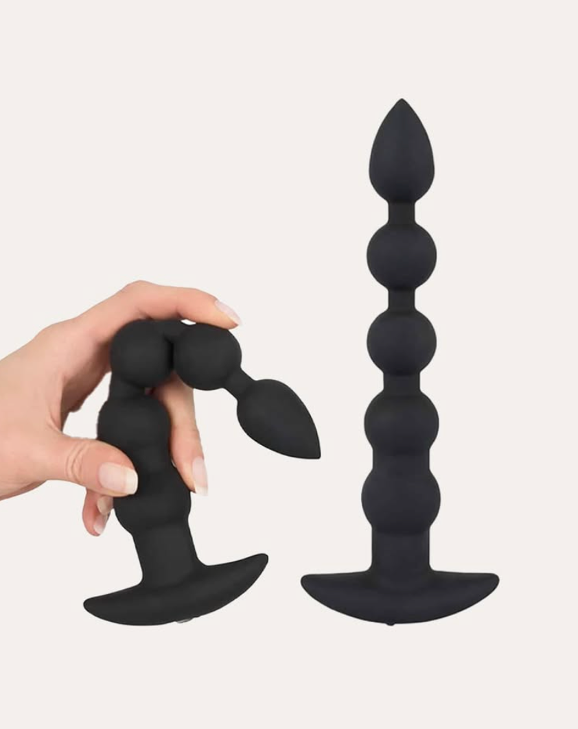 Erotiske sexleketøy i silikon holdt i hånd.