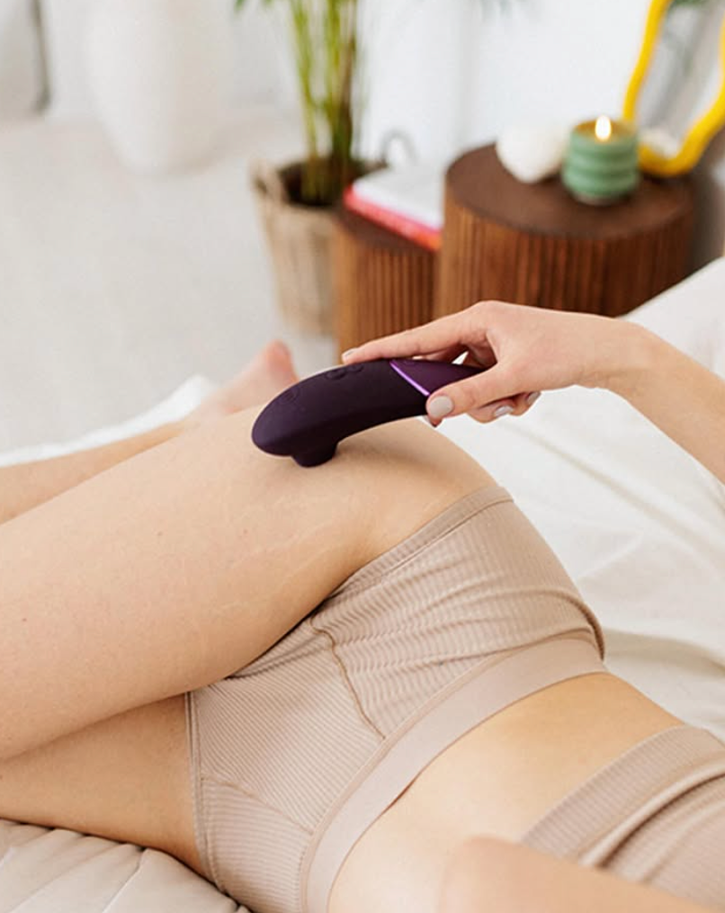Person bruker sexleketøy på låret.