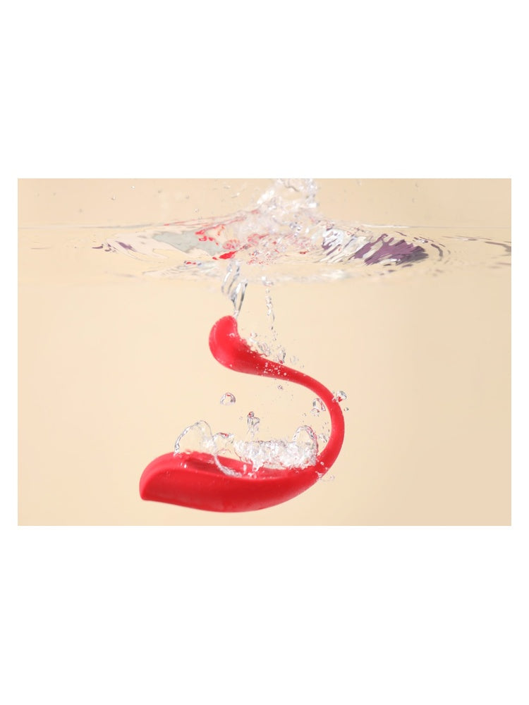 Svakom Phoenix Neo 2 bulletvibrator i vann som viser 100 % vanntett design