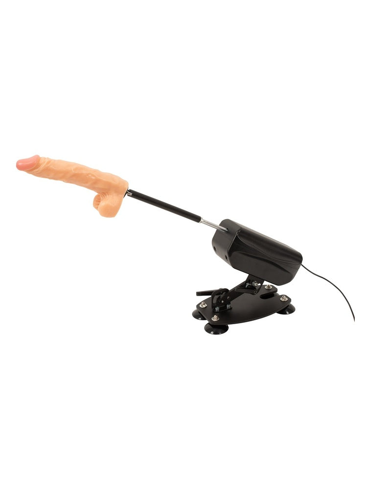 The Banger RC sexmaskin sett skrått forfra med naturtro dildo i hudtone montert på stangen. Svart motorenhet på justerbart stativ med sugekoppføtter og kabel.