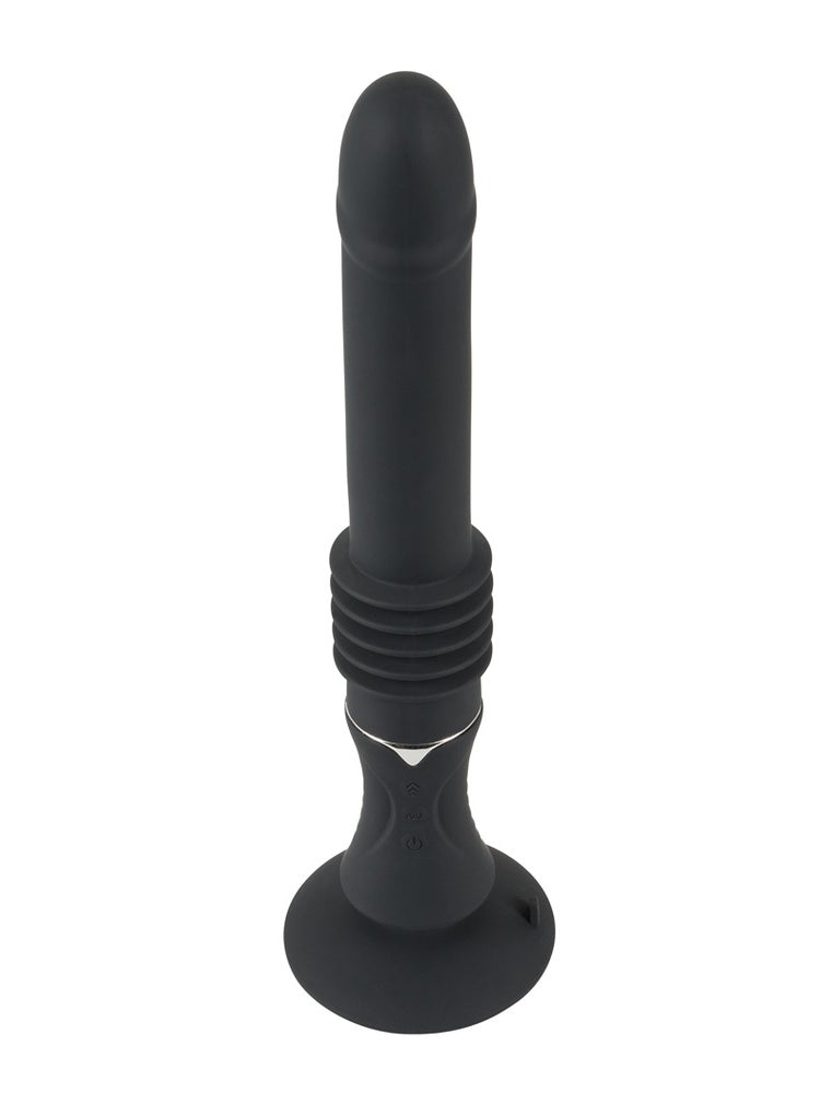 You2Toys portabel sexmaskin i svart silikon, sett forfra. Kompakt design med realistisk tupp, thrusting-belg med fire ringer, sølvdetalj, knapper og integrert sugekopp.