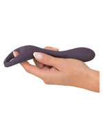 Hånd som holder You2Toys parvibrator i mørk lilla, viser fleksibelt design med to ender