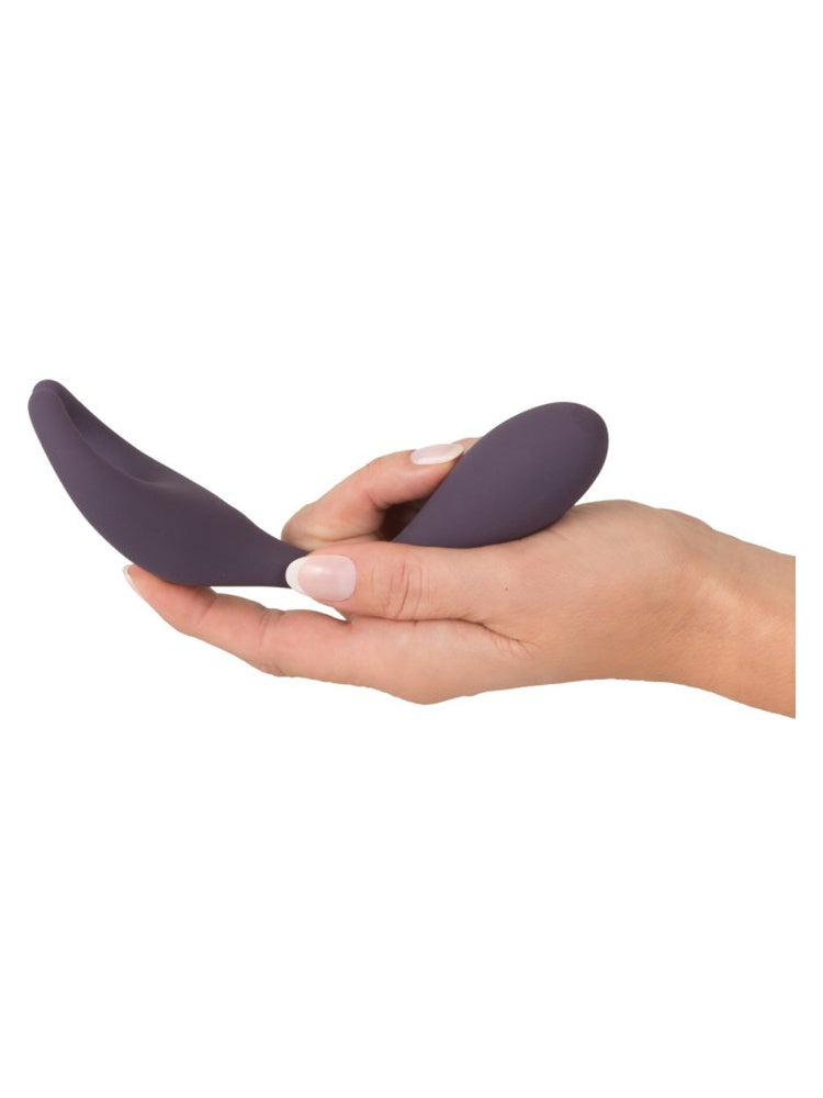 Hånd som holder You2Toys parvibrator i mørk lilla, viser fleksibelt design med to ender