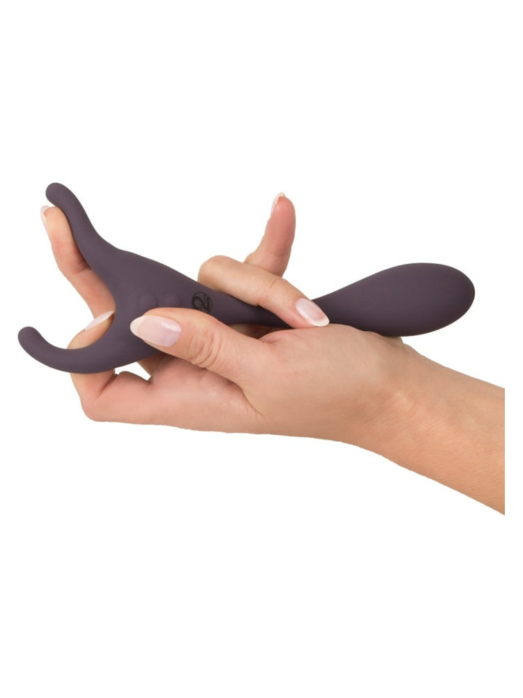 Hånd som holder You2Toys parvibrator bøyd flatt, viser fleksibilitet og ergonomisk form