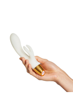 Hånd holder You2Toys Glow in the Dark Rabbit Vibrator – viser sexleketøyets størrelse og ergonomiske form.