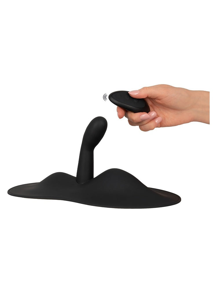 Vibepad 3 med hånd som holder fjernkontrollen, med illustrerte signalbølger for trådløs tilkobling.