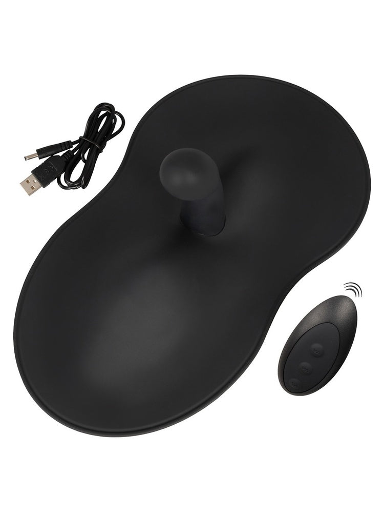 Vibepad 3 sett ovenfra med medfølgende USB-ladekabel og trådløs fjernkontroll.