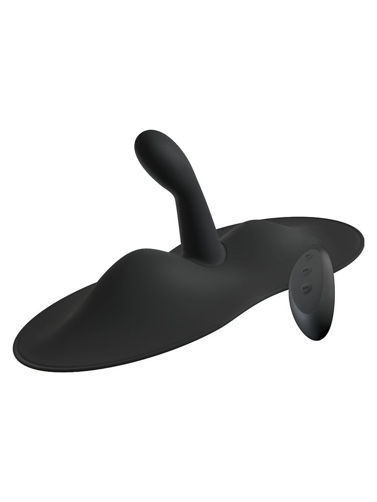 You2Toys Vibepad 3 ridepute i svart silikon, sett skrått med buet G-punktstimulator og trådløs fjernkontroll med tre knapper.