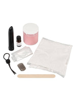 Cloneboy Vibro kit – allt innehåll utlagt: svart vibrator-enhet, rosa silikongummi i burk, härdningsvätska i liten flaska, gjutform i plastpåse, stor silikonpulse-påse, penisring, stimulerande gummiärm och träspatel mot vit bakgrund.
