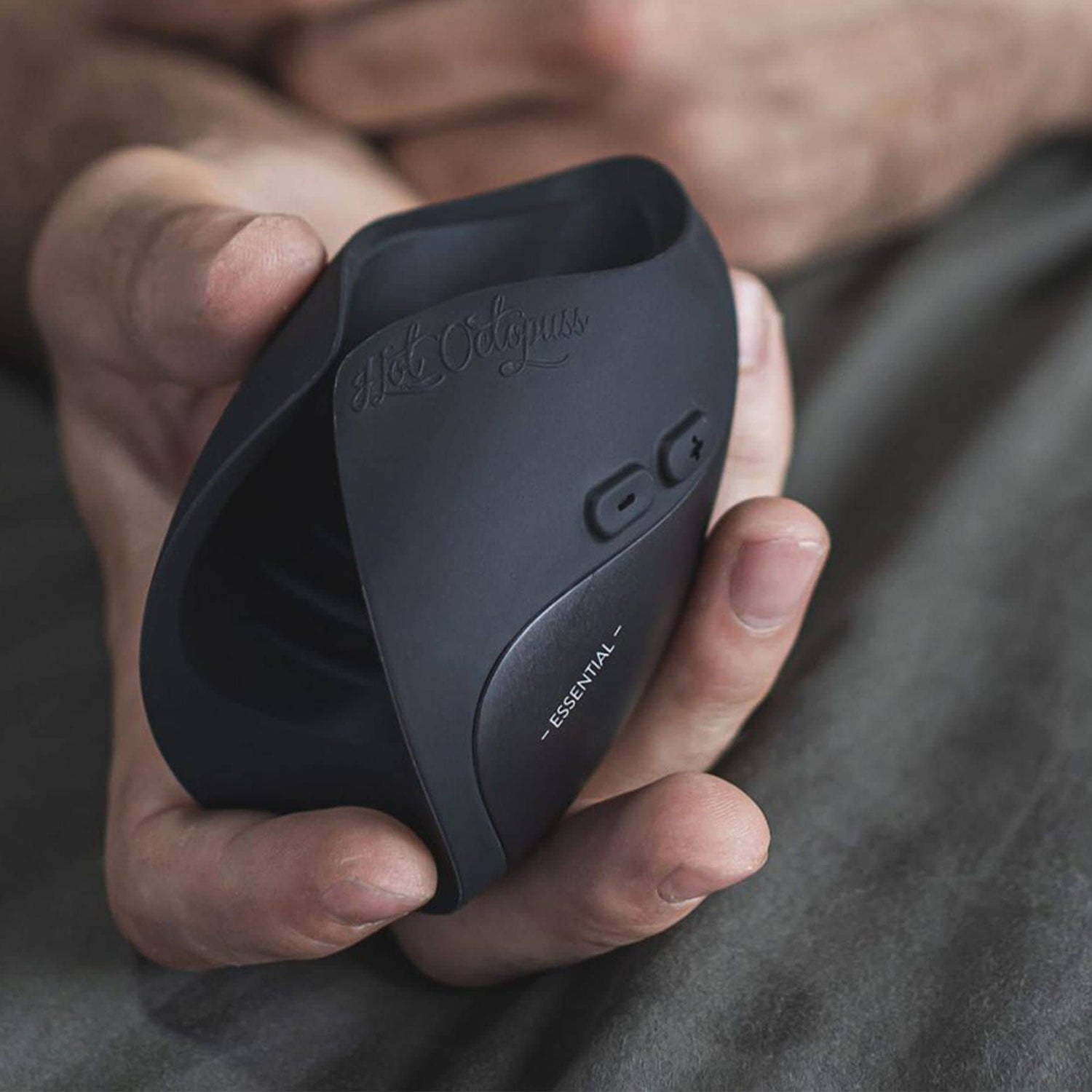 Prisvinnende penisvibrator fra Hot Octopuss. Pulse Solos myke sider omslutter penisen din, mens vibratoren tar seg av alt det harde arbeidet for deg. Len deg tilbake og kjenn hvordan du tilfredsstilles. 