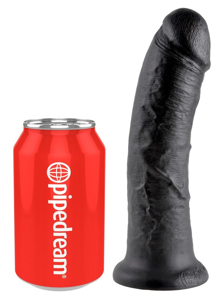 King Cock 20 cm Sort – svart dildo vist ved siden av en brusboks for størrelse