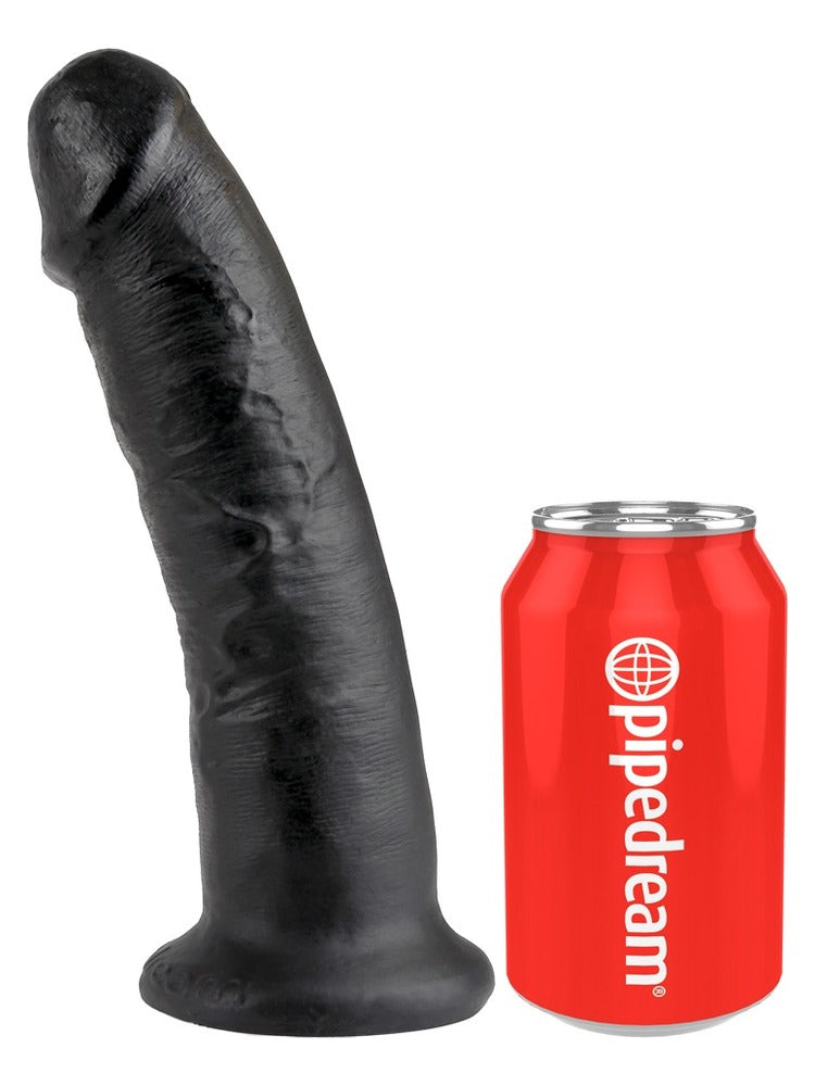King Cock 23 cm Sort – svart dildo vist ved siden av en brusboks for størrelse