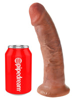 King Cock 23 cm Tan – realistisk dildo vist ved siden av en brusboks for størrelse