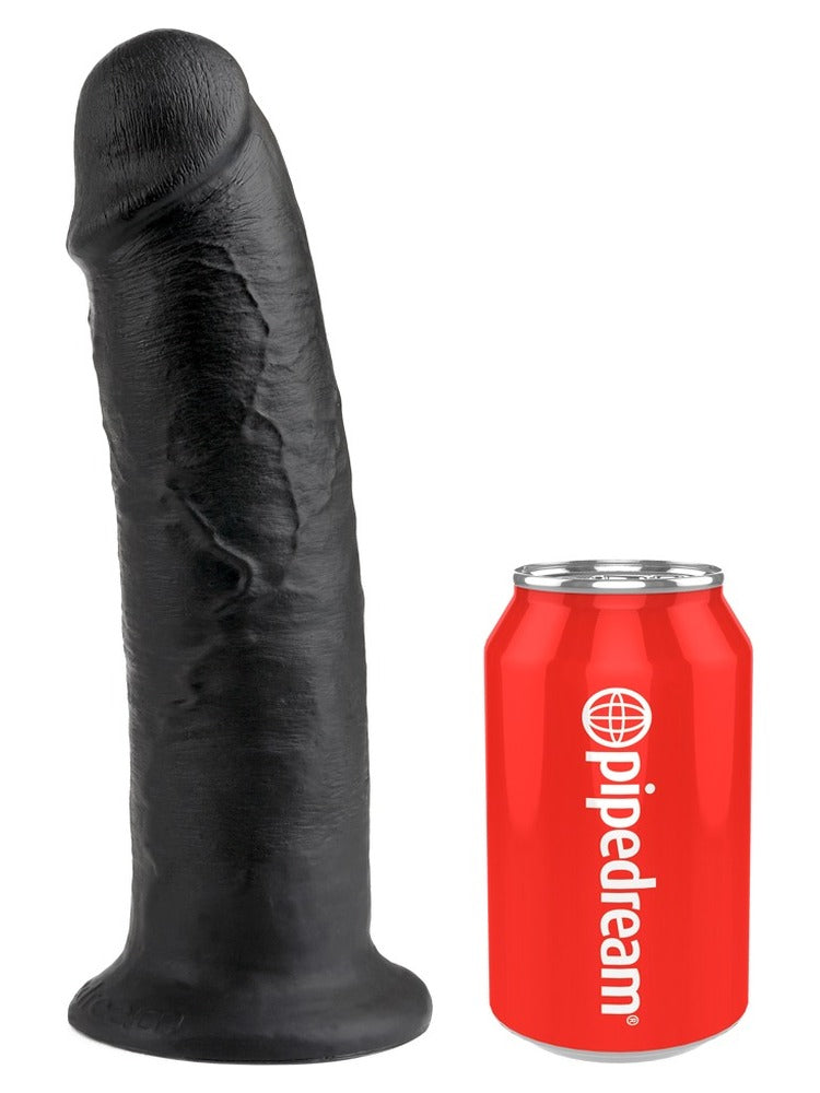 King Cock 25 cm Sort – svart dildo vist ved siden av en brusboks for størrelse