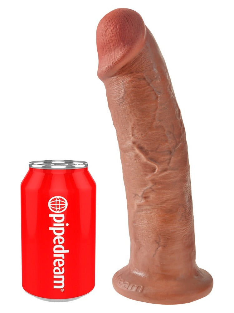 King Cock 25 cm Tan – realistisk dildo vist ved siden av en brusboks for størrelse