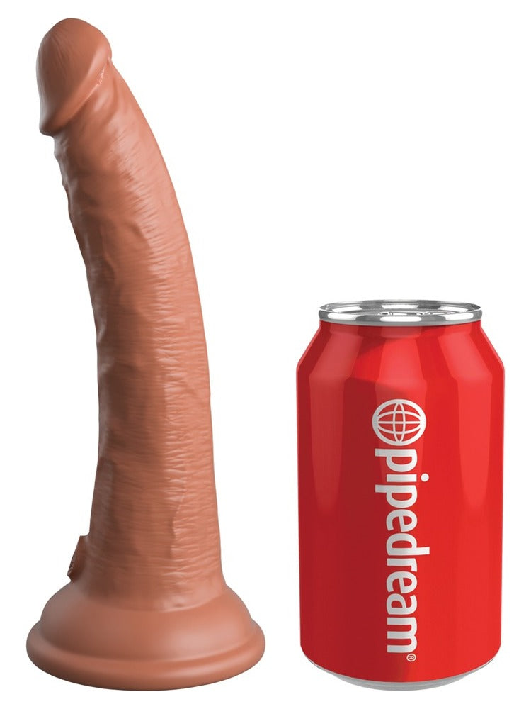 King Cock Elite Body Dock strap-on-sett – 18 cm silikondildo vist ved siden av en brusboks for størrelse