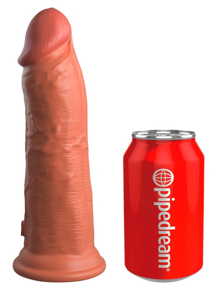 King Cock Elite 20 cm Tan – silikondildo vist ved siden av en brusboks for størrelse